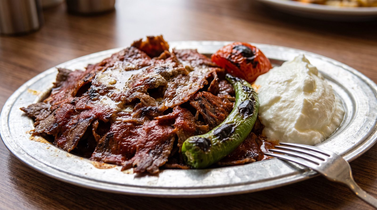 Wat is İskender kebab? De beroemde döner met tomatensaus en yoghurt