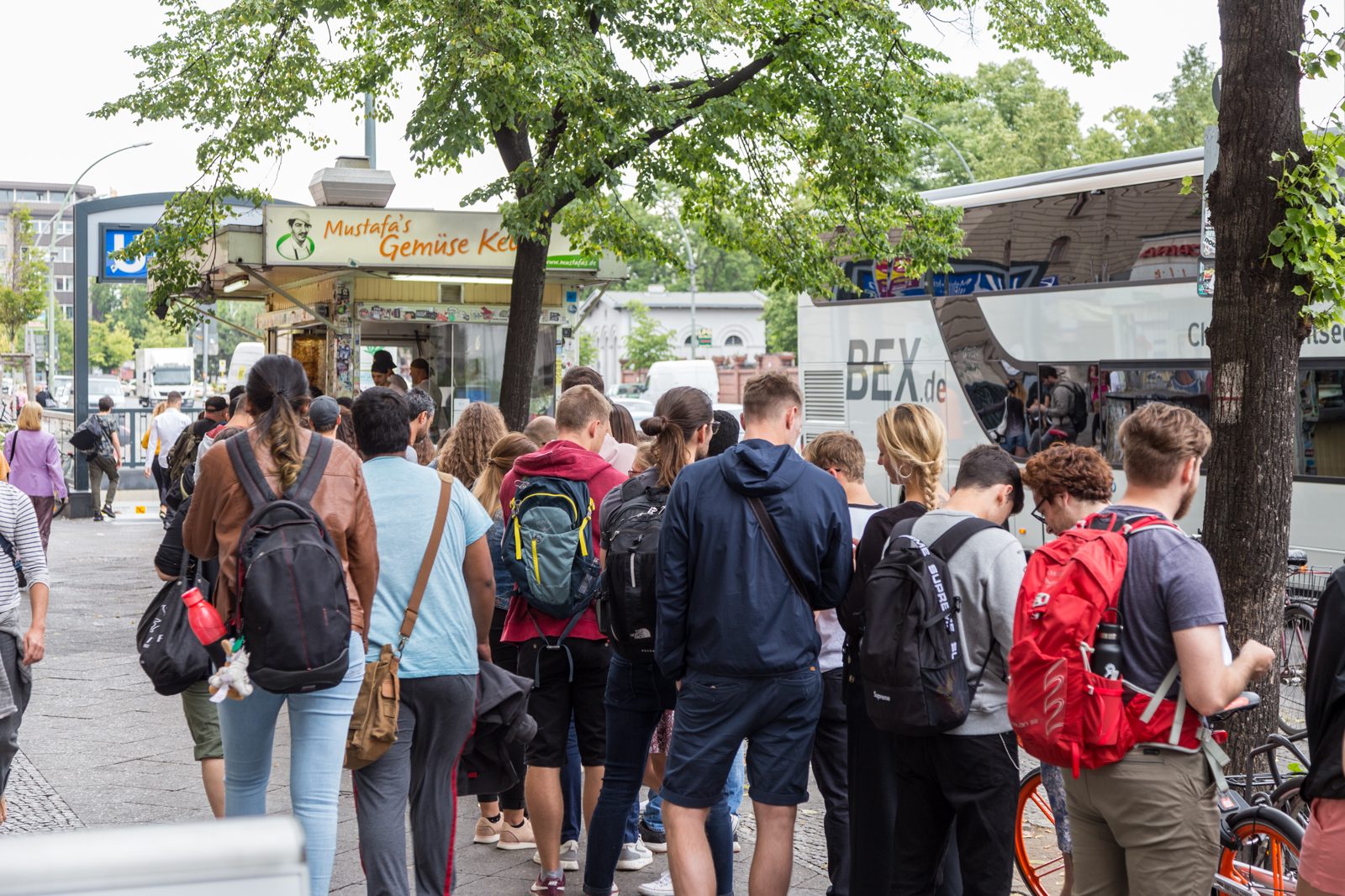 Rij wachtende mensen voor de kiosk van Mustafa's Gemüse Kebap aan de Mehringdamm in Berlijn